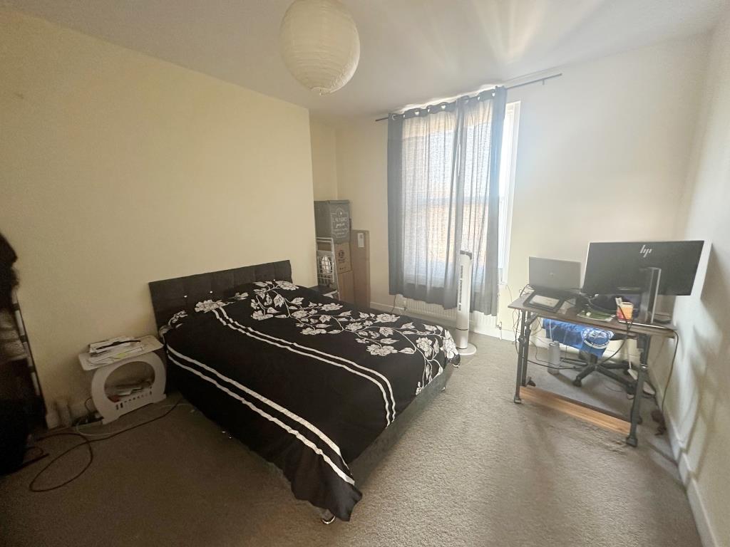 Lot: 136 - MIXED USE INVESTMENT IN TOWN CENTRE - Top floor flat bedroom